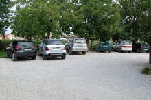 Uno scorcio dell'ampio parcheggio interno ombreggiato