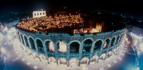 Una suggestiva immagine dell'Arena di Verona - vai all'itinerario guidato>>